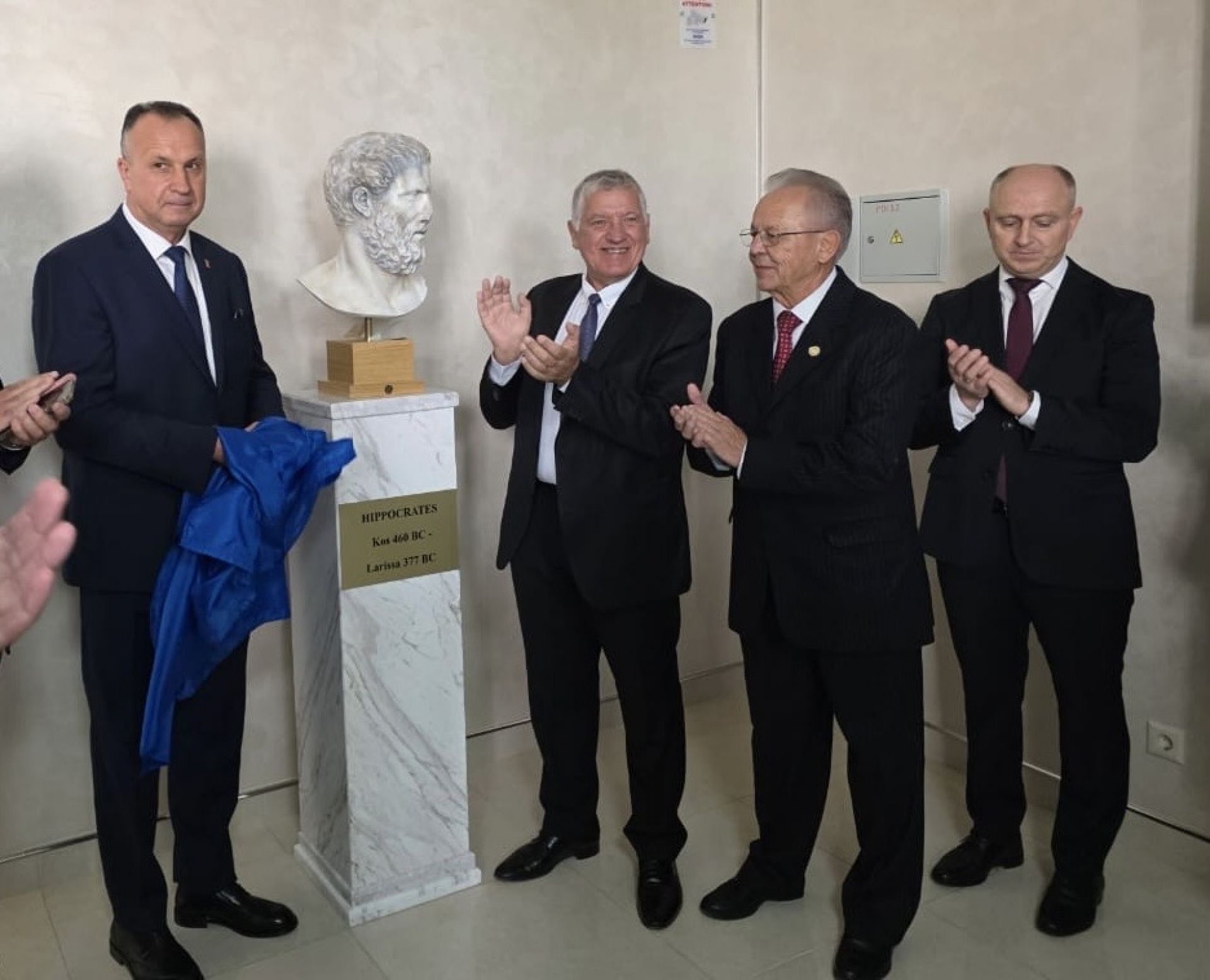 &Epsilon;&pi;ί&sigma;&kappa;&epsilon;&psi;&eta; &upsilon;&psi;&eta;&lambda;&omicron;ύ &sigma;&upsilon;&mu;&beta;&omicron;&lambda;&iota;&sigma;&mu;&omicron;ύ &sigma;&tau;&eta;&nu; &Iota;&alpha;&tau;&rho;&iota;&kappa;ή &Sigma;&chi;&omicron;&lambda;ή &tau;&eta;&sigmaf; &Mu;&omicron;&lambda;&delta;&alpha;&beta;ί&alpha;&sigmaf; &alpha;&pi;ό &tau;&omicron; &Pi;&alpha;&gamma;&kappa;ό&sigma;&mu;&iota;&omicron; &Iota;&pi;&pi;&omicron;&kappa;&rho;ά&tau;&epsilon;&iota;&omicron; &Iota;&nu;&sigma;&tau;&iota;&tau;&omicron;ύ&tau;&omicron; &Iota;&alpha;&tau;&rho;ώ&nu;